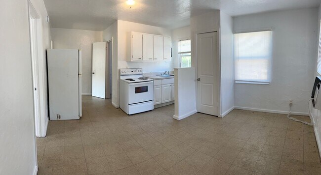 Building Photo - Cozy 2 Bedroom, 1 Bath Apartment in Charming Sarasota Duplex