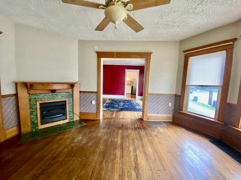 Building Photo - 1063 W 8th St