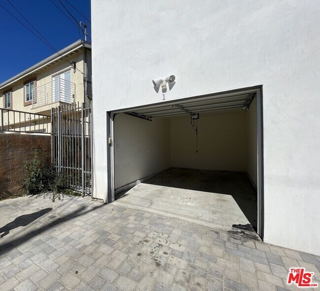 Building Photo - 7113 S La Cienega Blvd
