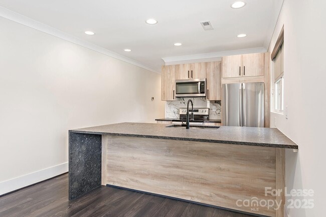 Building Photo - 1928 W Trade St