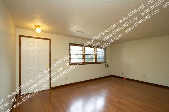 Building Photo - WEST AMES!! - 2 Bedroom, 1 Bath Duplex in ...