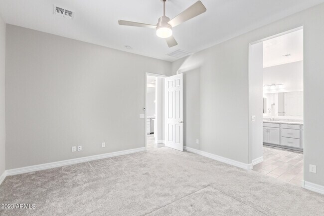 Building Photo - 18335 W Summerhaven Dr