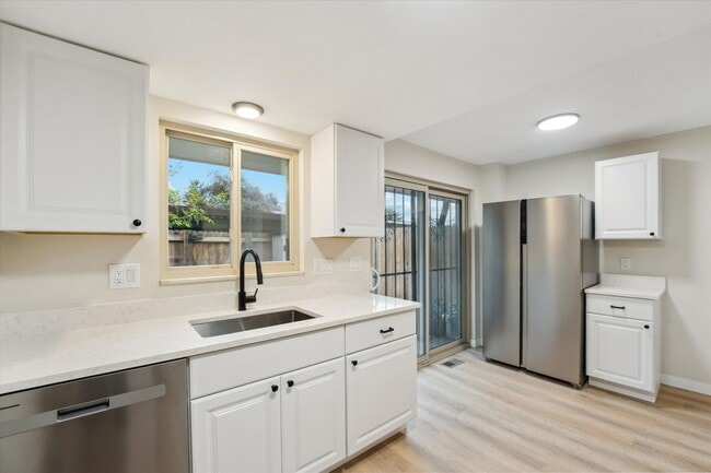 Building Photo - Adorable and Spacious Golden Townhome