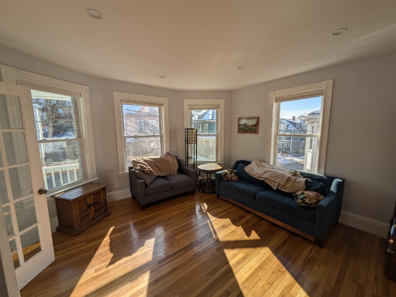 Building Photo - 90 Glenwood Rd