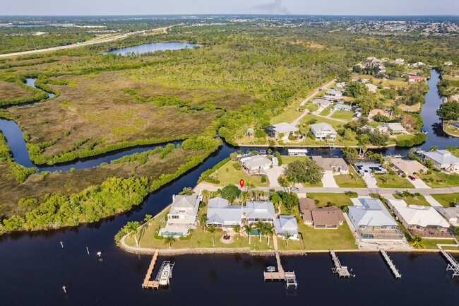 Building Photo - Boat lovers dream home!! River, boat lift,...