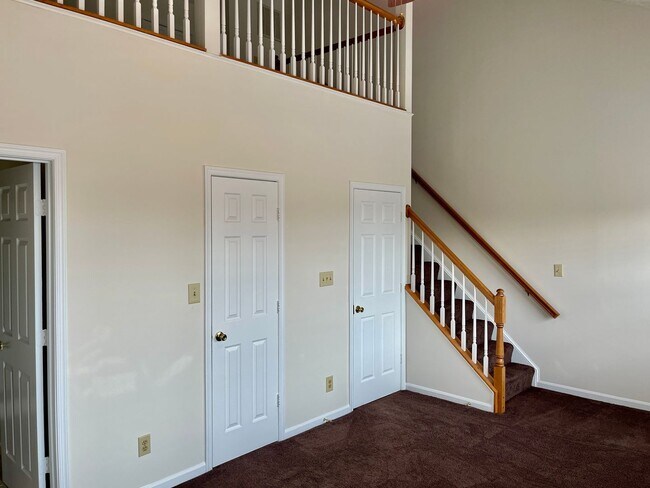 Building Photo - BEAUTIFUL THREE LEVEL TOWNHOME IN NORTH STAFFORD!