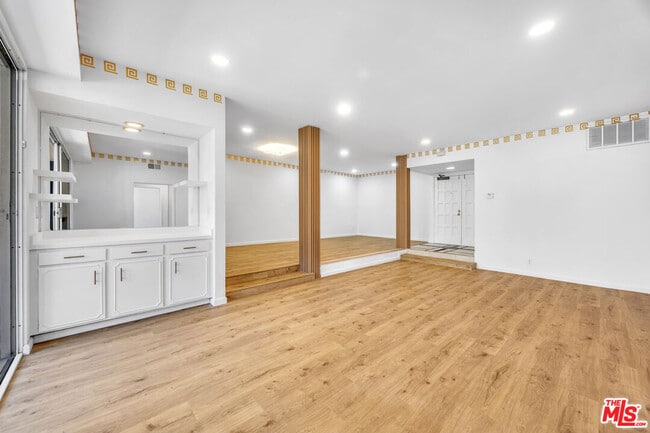 Building Photo - 14144 Dickens St