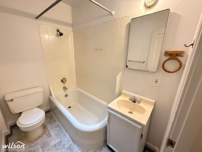 Building Photo - 211 S 16th Ave