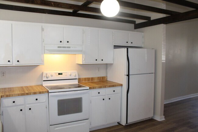 Building Photo - Charming Duplex in Havelock