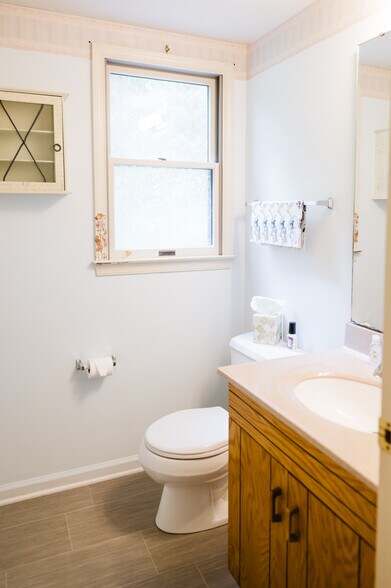 Half Bath main floor - 59 Fawn Ct