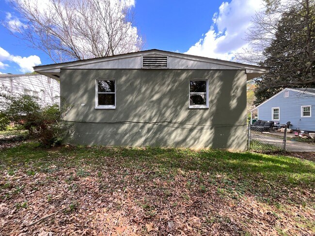 Building Photo - Near High Point University! Three bedroom cottage off University Pkwy in High Point