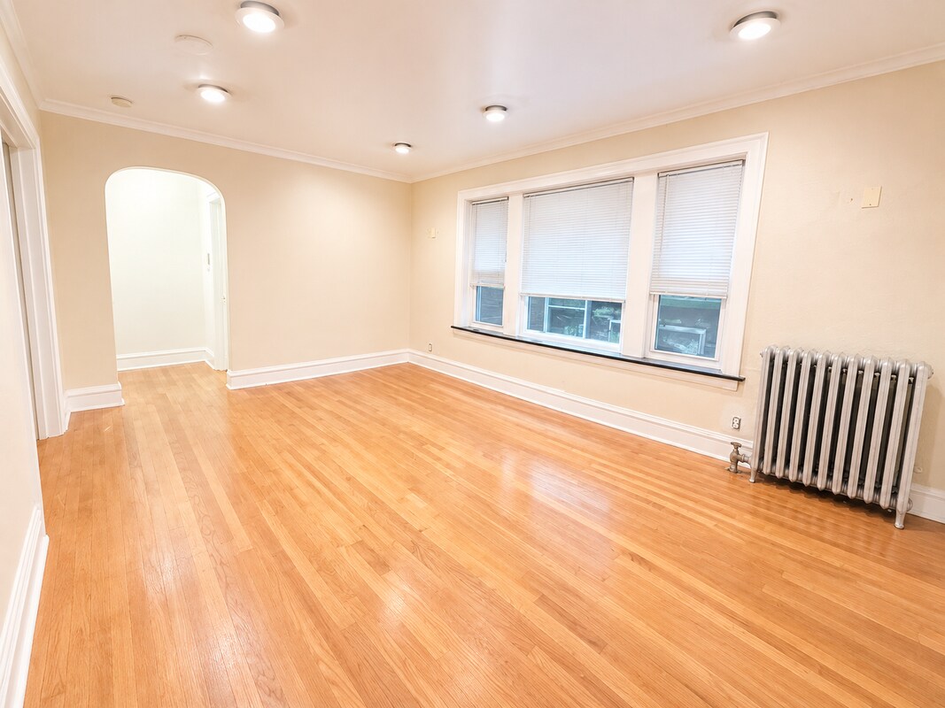 Building Photo - 2044 W Farragut Ave