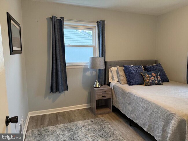 Building Photo - 2208 Vermont Ave