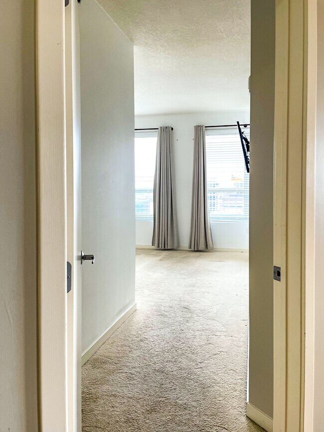 Building Photo - 21st Floor Corner Unit | Downtown Luxury Living w/ Balcony, Parking & Amenities