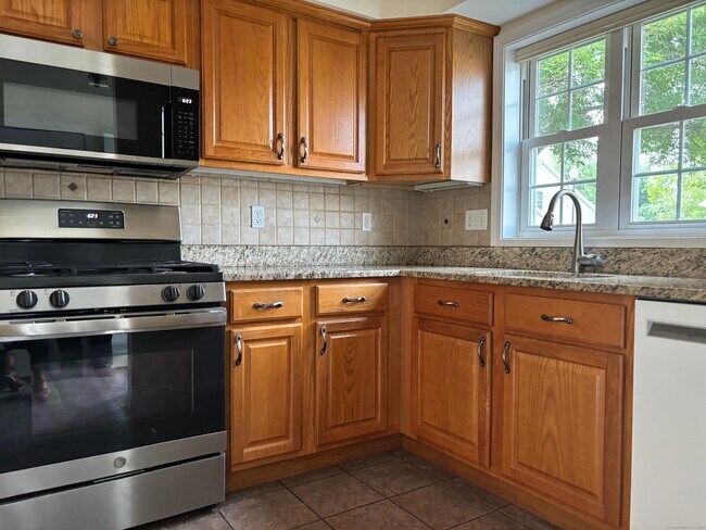 Building Photo - 511 Elm St