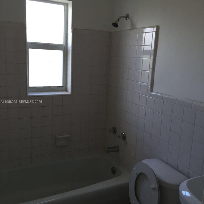 Building Photo - 726 21st St