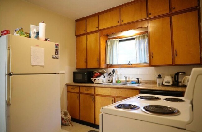 Building Photo - 37 Haendel St