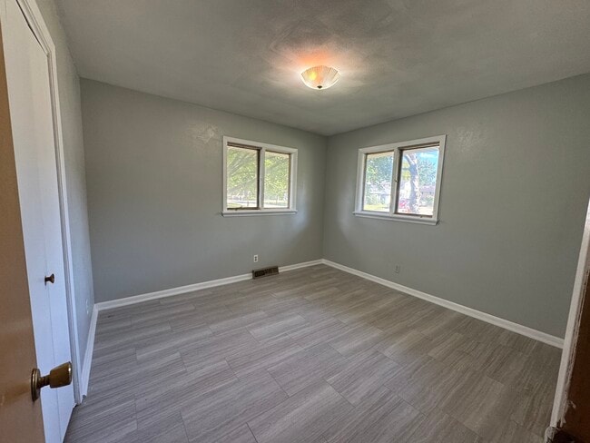 Building Photo - 510-512 Elm Street Duplex