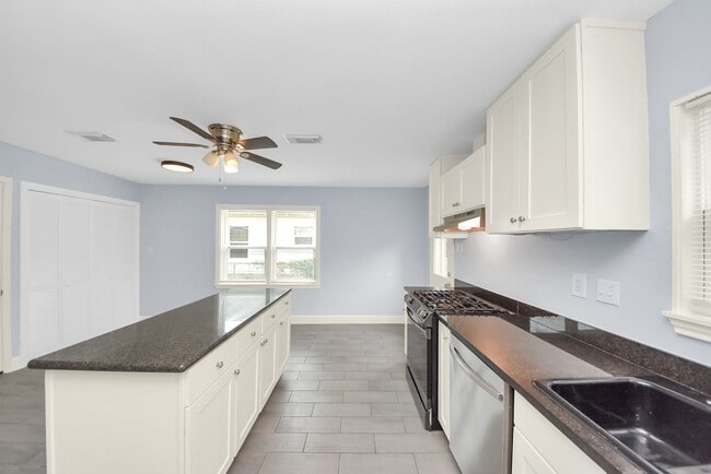 Building Photo - 6214 Diamond Ct