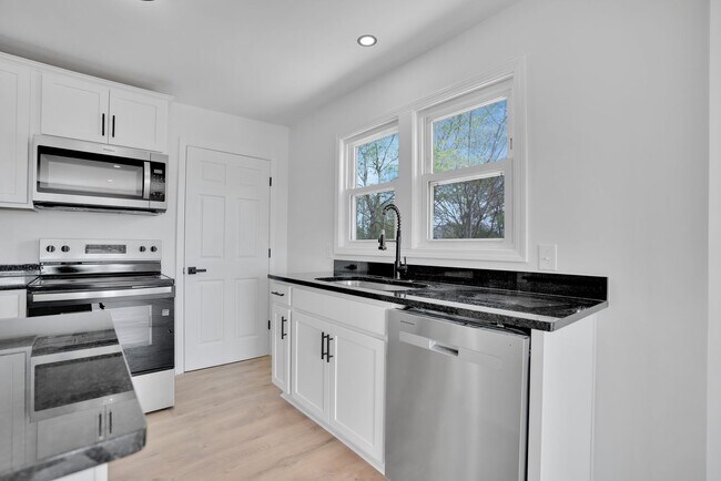 Building Photo - Like New! Fully Renovated 3BR Home | Move-In Ready | Large Lot