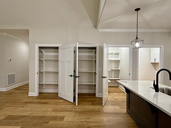 Building Photo - Short term Rental Home!