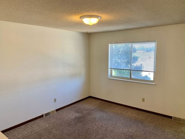 Building Photo - 2 Bed/2 Bath Duplex