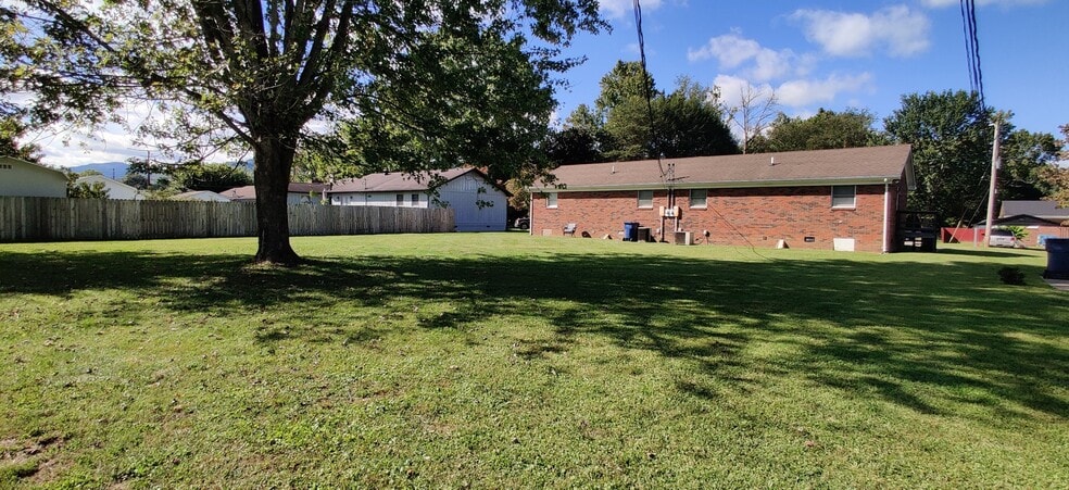 Building Photo - 1027 Chichester Ave