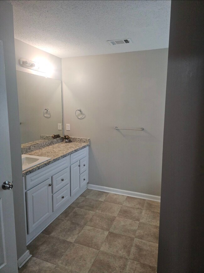 Building Photo - 670 Burtons Cove