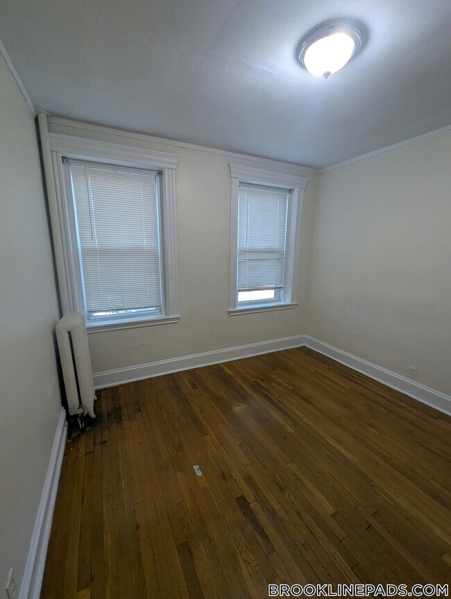 Building Photo - 364 Riverway