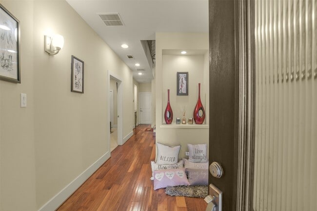 Building Photo - 5425 Hidalgo St