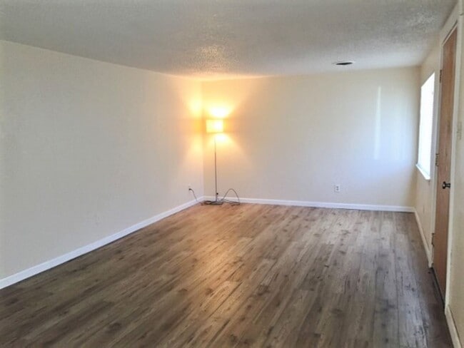 Building Photo - 2 br, 1 bath House - 433 W Second St #1 (884)