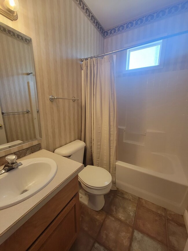 Building Photo - Perfect Family Home Near Badger Mountain –...