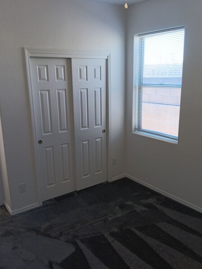 Building Photo - Newly-renovated 3 bedroom, 2 bathroom in Los Lunas! All new appliances! HUGE yard! Showings avail...