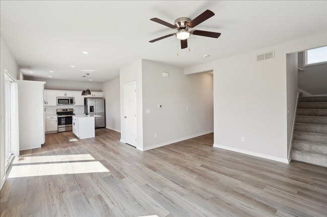 Building Photo - Beautiful! 3 bedroom 3 bathroom Single-Family Home in Urbandale, IA