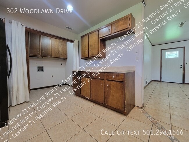 Building Photo - 302 Woodlawn Dr