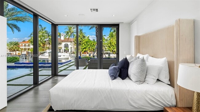 Building Photo - 440 Mola Ave