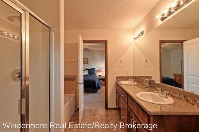 Building Photo - 3 br, 2.5 bath House - 6929 61st Dr NE