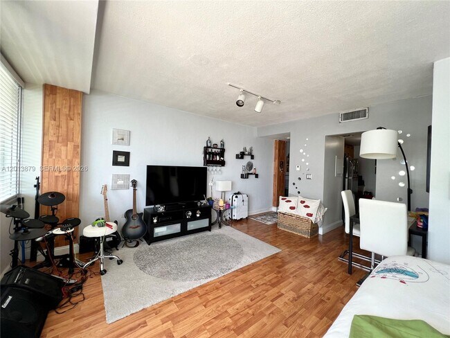Building Photo - 7545 E Treasure Dr