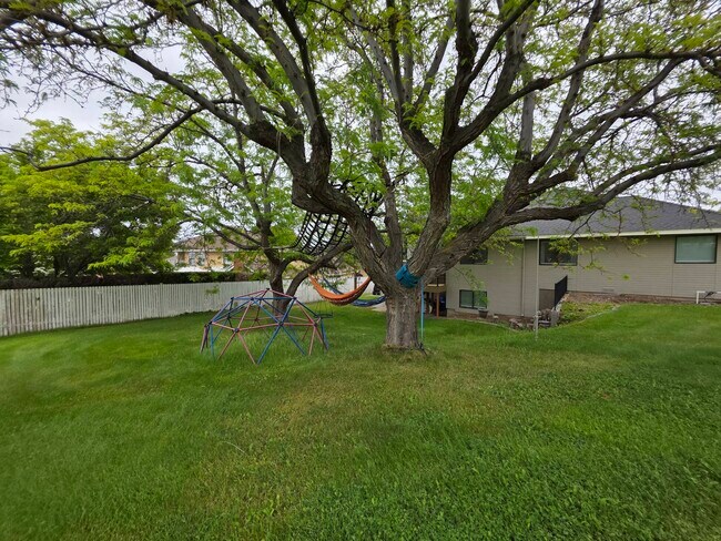 Building Photo - 4002 S Olson Pl
