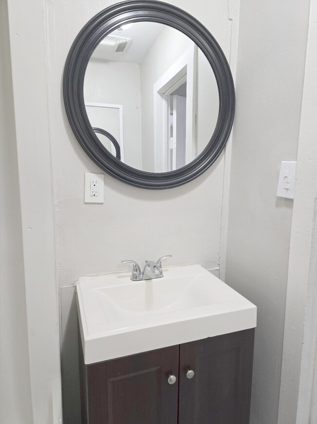 Building Photo - 2812 St Emanuel St