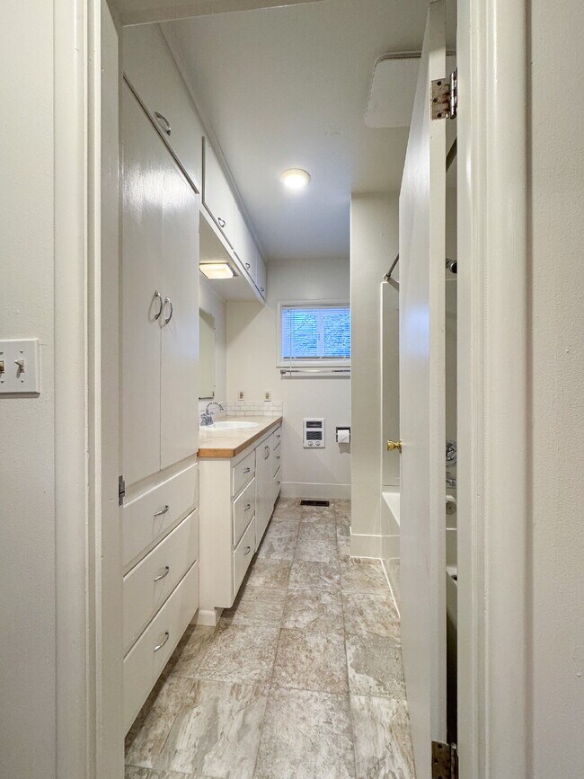 Building Photo - Freshly Updated 4-Bed Retreat Centrally Located in Bellingham