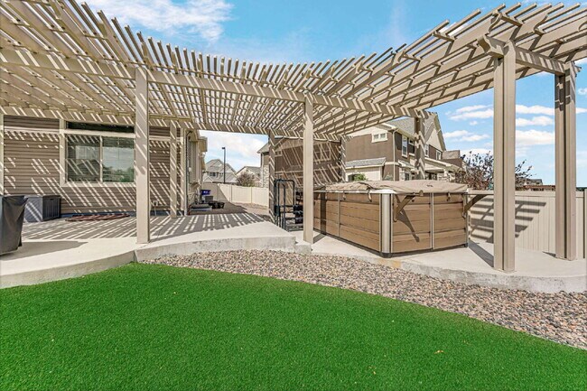 Building Photo - $4,795.00, 5 bed, 3.5 bath located in Denver.