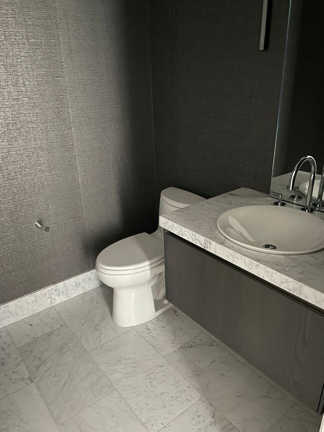 Building Photo - St. Regis Luxury 1bed and 1.5 bath Apartment Available