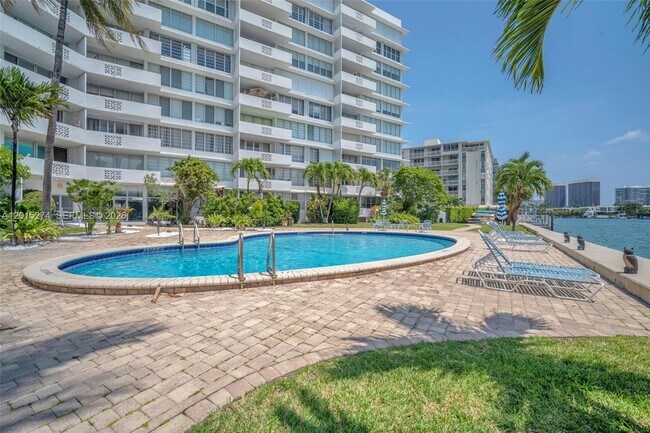 Building Photo - 9101 E Bay Harbor Dr