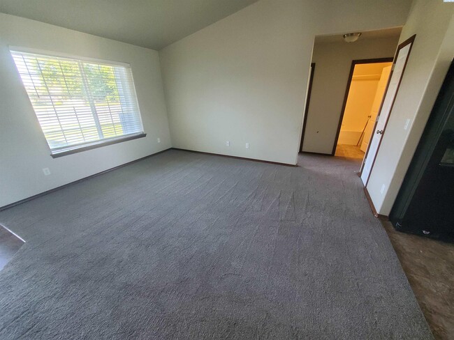 Building Photo - For Rent Available Now
