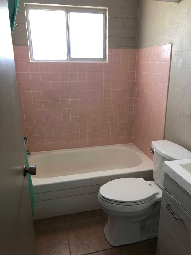 Building Photo - 2554 N Park Ave