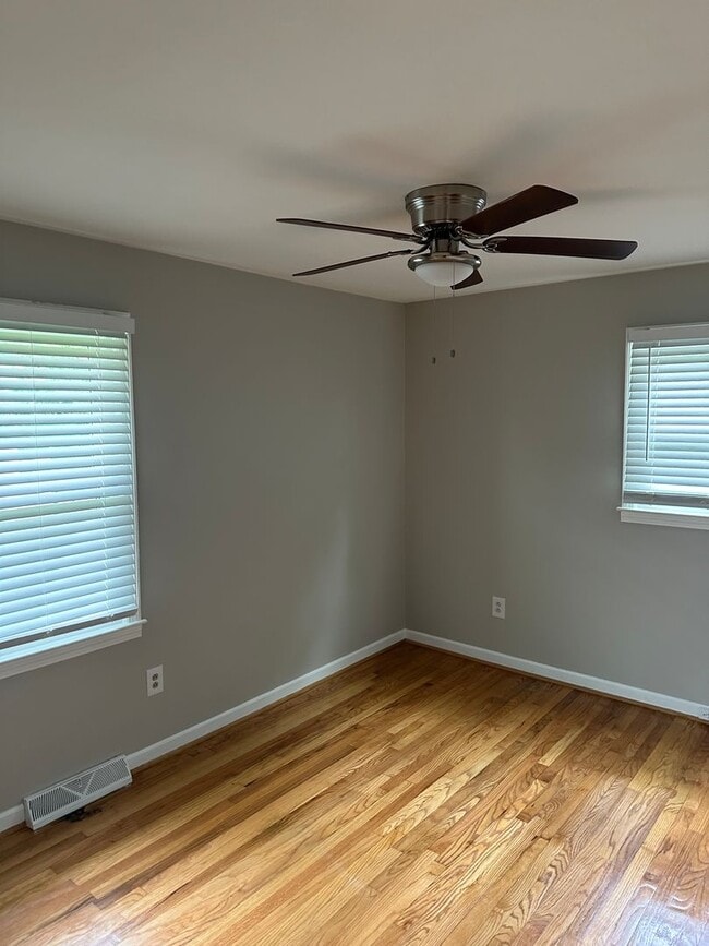Building Photo - 3 Bed 1.5 Bath 10 Minutes from downtown!