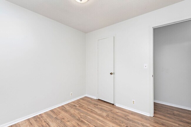 Building Photo - 2 Bedroom, 1 Bath Apartment at the Brookside Apartments!