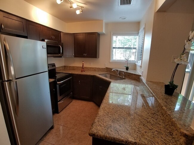 Building Photo - Beautiful Remodeled 1/1 Condo x Rent @ Winter Park in front of Full Sail.