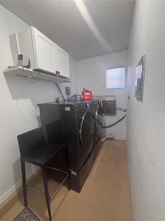 Building Photo - Poinciana Home